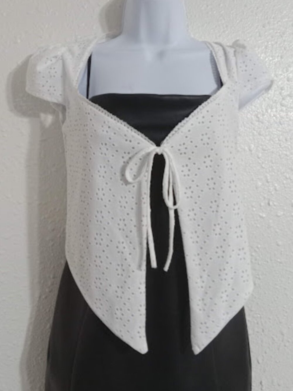 ATTIRANCE - White Eyelet Tie-Front Cropped Top